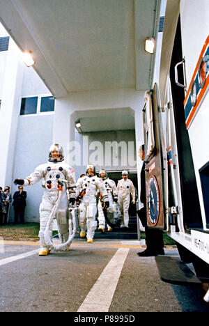 3 mars 1969- Apollo 9 feuilles de l'équipage du Centre Spatial Kennedy Manned Spacecraft Operations Bldg pour Apollo 9 Lancement de compte à rebours. L'interligne est James A. McDivitt, suivi de David R. Scott, et Russell L. Schweicka Banque D'Images