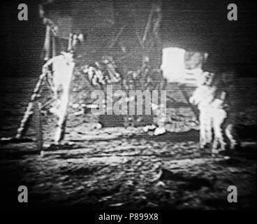 Neil A. Armstrong, commandant ; et Edwin E. Aldrin Jr., pilote du module lunaire, de reconnaître les landing et marcher sur la lune en plantant le drapeau des États-Unis sur la surface lunaire camera Banque D'Images