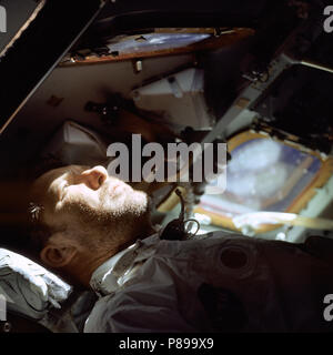 Une barbe fournie couvre le visage de l'astronaute Walter M. Schirra Jr., comme il regarde par la fenêtre de rendez-vous en face de la gare du commandant sur le 9e jour de la mission Apollo 7 Banque D'Images