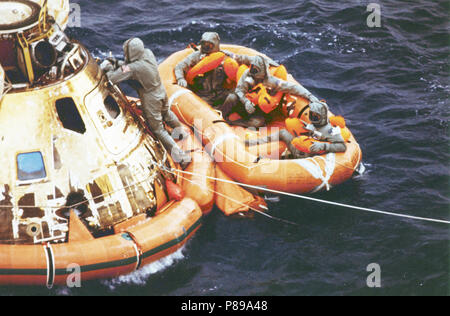 Le Lieutenant Pararescueman Clancy Hatleberg ferme la trappe comme vaisseau Apollo 11 astronautes Neil Armstrong, Michael Collins et Buzz Aldrin, Jr., ramassage de l'hélicoptère attendent leur radeau. Ils éclaboussé jusqu'à 12:50 pm HAE 24 juillet 1969, à 900 milles au sud-ouest d'Hawaï après le succès d'alunissage de la mission. Banque D'Images