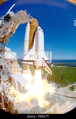 Le 66e vol de la Navette spatiale commence avec un décollage de l'espace presque ontime de la mission STS-66 en Floride clair du ciel. Banque D'Images