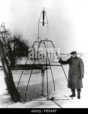 Le Dr Robert H. Goddard et une fusée de l'essence de l'oxygène liquide dans le cadre de laquelle il a été congédié le 16 mars 1926, à Auburn, Massachusetts. Banque D'Images