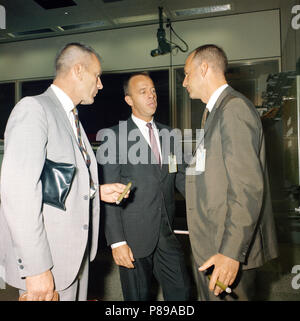 Discussion dans la salle de contrôle de mission au cours de l'activité de Gemini-11. L À R, sont Donald K. Slayton, M.SC. Dir de l'équipage de conduite des opérations ; l'astronaute Alan B. Shepard, Jr., chef, astronaute de l'Offc SMC ; et George M. Low, MSC Dep. Banque D'Images