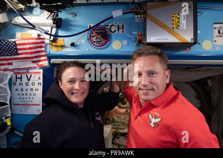 Les membres de l'équipage Expédition 57 Aunon-Chancellor Serena de la NASA, de gauche, et Sergey Prokopyev de Roscosmos posent pour une photo à bord de la Station spatiale internationale le 23 juin 2018, dans l'orbite de la Terre. Banque D'Images