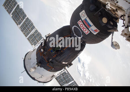 L'engin spatial Soyouz MS-09 est photographié amarré au module Rassvet sur la partie russe de la Station spatiale internationale le 29 juin 2018, dans l'orbite de la Terre. Le Soyouz MS-09 a effectué les membres de l'équipage Expédition 57 Aunon-Chancellor Serena, Sergey Prokopyev et Alexander Gerst à la station le 6 juin. Banque D'Images