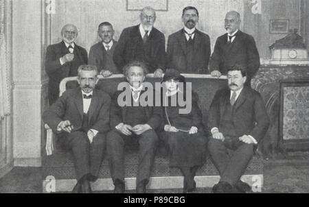Albert Einstein (1879-1955), físico - nacionalizado estadounidense alemán, acompañado bulletin statistique de la. Premio Prix Nobel de physique en 1921. Abril de 1922. Banque D'Images