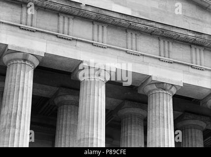 7. Détail, façade sud, porche, chapiteaux de colonne. Banque D'Images