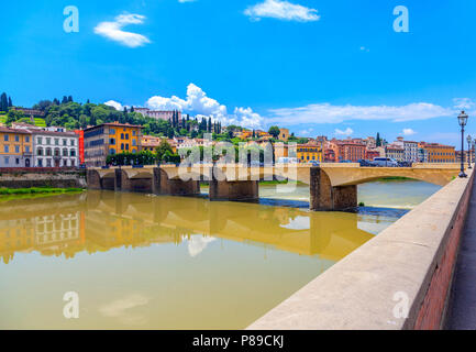 Florence. Paysage de ville. Ponte alle Grazie au premier plan. Banque D'Images