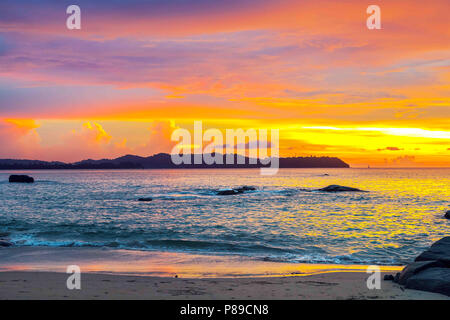 Colorful coucher de soleil sur la mer en Thaïlande. Banque D'Images