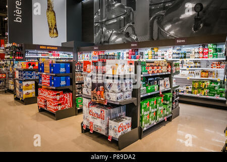 La section de l'alcool à l'intérieur d'une épicerie à Québec canada Banque D'Images