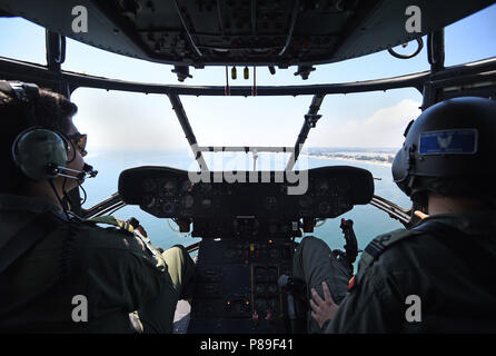 Vue depuis le cockpit d'un hélicoptère Puma de la Roumanie, qui a quitté la base aérienne de Mihail Kogalniceanu à Constanta, Roumanie, où la RAF jouent un rôle de premier plan dans l'amélioration de l'OTAN Mission de police de l'air. Banque D'Images