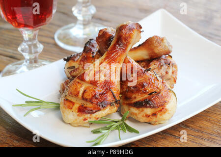 Cuisses de poulet grillées au romarin servi sur plaque blanche. Contexte Le dîner Banque D'Images