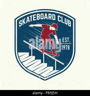 Club de planche à roulettes d'un insigne. Vector illustration. Club de patinage d'emblèmes, signes et t-shirt design. Skateboard typographie design avec skateboards et casque. Sport extrême. Illustration de Vecteur