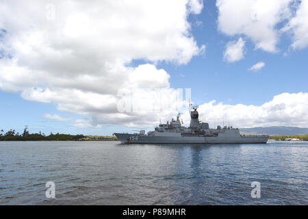 180709-N-OS584-0276 PEARL HARBOR (Juillet 09, 2018) Le HMAS Toowoomba (FFH 156) est le septième Anzan-la frégate de classe de la Marine royale australienne part Joint Base Hickam Pearl Harbor au cours de l'exercice RIMPAC 2018. Vingt-cinq nations, plus de 45 navires et sous-marins, environ 200 avions et 25 000 personnes participent à l'EXERCICE RIMPAC du 27 juin au 2 août dans et autour des îles Hawaï et la Californie du Sud. Le plus grand exercice maritime international RIMPAC, fournit une formation unique alors que la promotion et le soutien de relations de coopération entre les participants essentiels à Banque D'Images