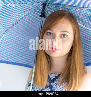 Jolie femme rousse portant robe bleue et la tenue bleu Banque D'Images