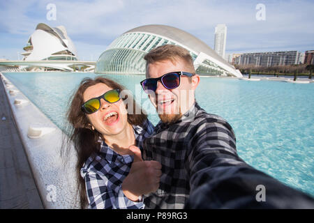 Valencia, Espagne, janvier, 02, 2018, l'heureux couple selfies fait en arrière-plan de l'Hemisferic bâtiment dans Cité des Arts et des Sciences de Valence, en Espagne. Banque D'Images