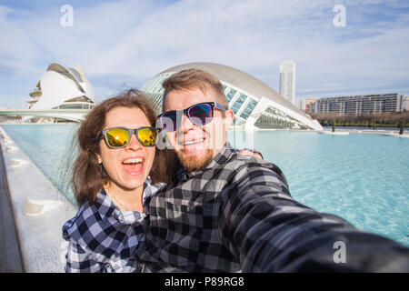 Valencia, Espagne, janvier, 02, 2018, l'heureux couple selfies fait en arrière-plan de l'Hemisferic bâtiment dans Cité des Arts et des Sciences de Valence, en Espagne. Banque D'Images