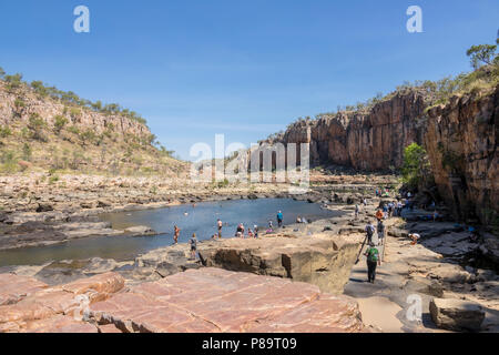 Les touristes en natation à gorge Nitmiluk waterhole, Territoire du Nord Banque D'Images