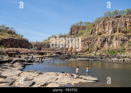 Les touristes en natation à gorge Nitmiluk waterhole, Territoire du Nord Banque D'Images