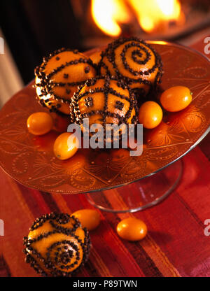 Close-up de pomanders fabriqué à partir d'oranges piqué de clous de girofle Banque D'Images