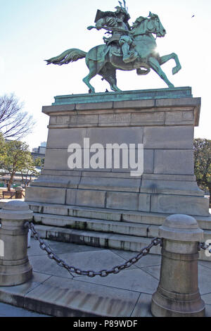 Kusunoki Masashige statue, le grand samouraï, à l'Est à l'extérieur Jardin Palais Impérial de Tokyo, Japon. Kusunoki Masashige equestrian bronze samouraï Banque D'Images