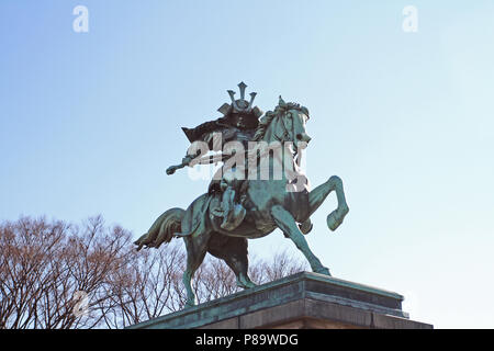 Kusunoki Masashige statue, le grand samouraï, à l'Est à l'extérieur Jardin Palais Impérial de Tokyo, Japon. Kusunoki Masashige equestrian bronze samouraï Banque D'Images