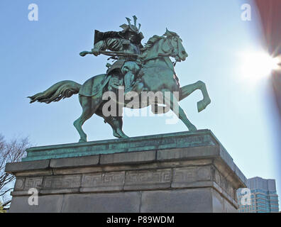 Kusunoki Masashige statue, le grand samouraï, à l'Est à l'extérieur Jardin Palais Impérial de Tokyo, Japon. Kusunoki Masashige equestrian bronze samouraï Banque D'Images