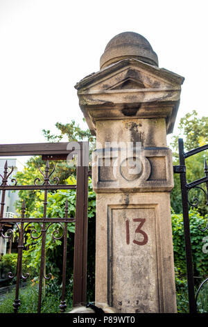 Nombre malheureux 13, treize peint sur la pierre et le métal vintage road colonne porte à Sofia, Bulgarie Banque D'Images