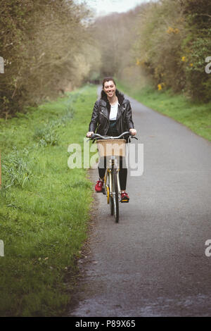 Portrait de femme belle riding bicycle Banque D'Images