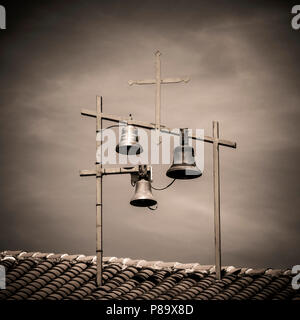 Cloches et de croix en haut d'une église. Haute-Loire Banque D'Images