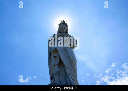 Statue de la Vierge d'un ciel bleu Banque D'Images