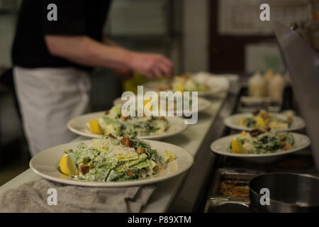 Male chef service des aliments dans la cuisine Banque D'Images
