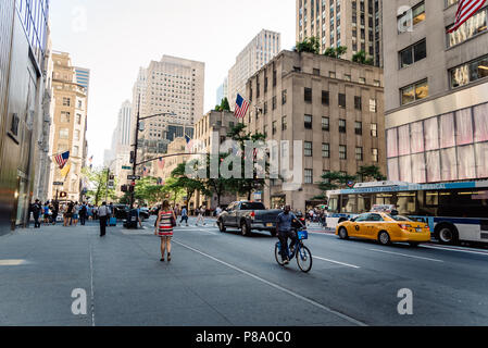 La ville de New York, USA - 20 juin 2018 : Cinquième Avenue avec les gens, cycliste et les taxis jaunes Banque D'Images