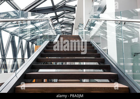 Escaliers vides dans l'intérieur moderne de l'immeuble de bureaux contemporain Banque D'Images