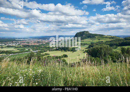 Vue de l'Hegau paysage volcanique avec la ville de Berlin, district de Konstanz, Baden-Württemberg, Allemagne Banque D'Images