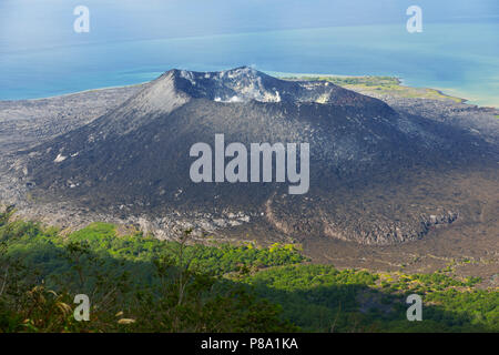 Ascension au Mont Kobui avec vue sur le cratère du volcan Tavurvur, Rabaul, East New Britain, Papouasie-Nouvelle-Guinée, l'Océanie Banque D'Images