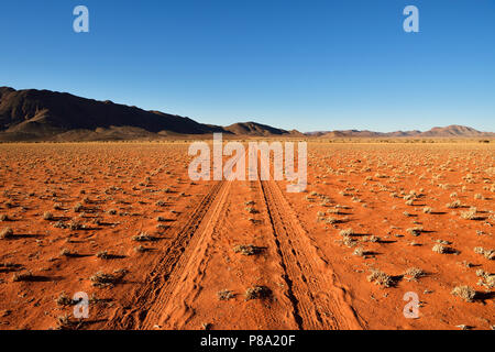 Sandtrack à travers désert, montagnes, la Namibie Tiras Banque D'Images