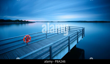 Pier dans le port de la ceinture avec la vie, dusk, lac Geiseltalsee, Braunsbedra, Saxe-Anhalt, Allemagne Banque D'Images