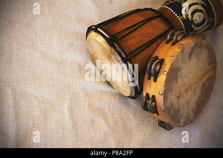 Détails d'une ancienne en bois djembe et tambourin. Banque D'Images