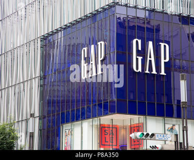 Tokyo, Japon - 24 juin 2016 : le style moderne et l'architecture de l'écart dans l'extérieur du magasin à la mode et exclusif commerçant de Ginza, Tokyo. Banque D'Images