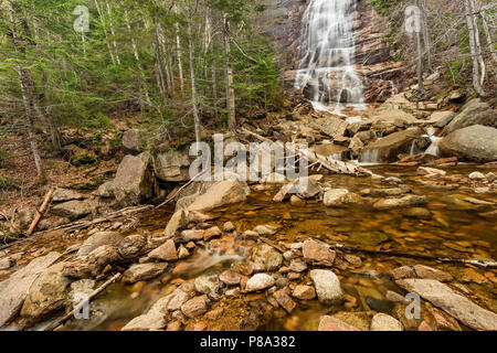 Arethusa Falls au printemps, Crawford Notch State Park, Carroll Co., NH Banque D'Images