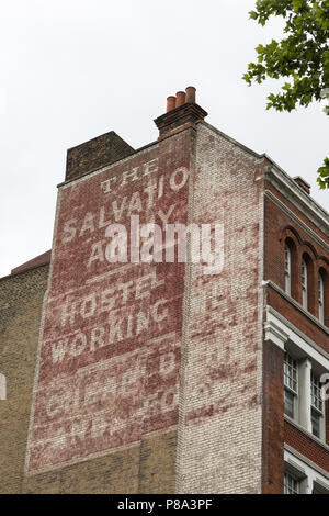 London UK - 5 juin 2017 : annonce, sur la façade en brique d'un immeuble de Londres, pour l'Armée du Salut, une organisation chartable fondée dans l'East End Banque D'Images