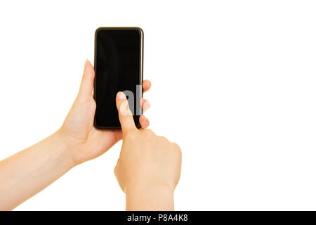 La main féminine essuie son index sur un écran tactile du smartphone Banque D'Images