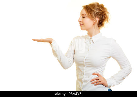 Jeune femme blonde présente quelque chose avec un Palm vide Banque D'Images