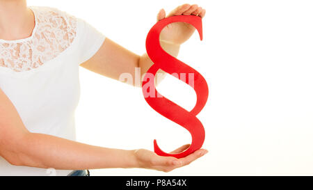 Mains d'une femme tenir un gros paragraphe rouge signe en tant que concept du droit Banque D'Images