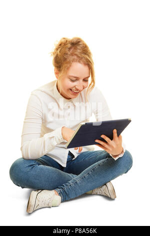 Jeune femme est le surf alors qu'il était assis sur l'internet avec tablet computer Banque D'Images