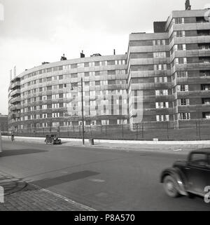 1940, Leeds, Quarry Hill, le vaste domaine du logement social appartements (938) construit à partir de 1934-1938 pour remplacer l'avant-guerre de la ville de dos à dos 'Slum' carter. En utilisant le système Mopin (français) de la lumière des cadres en acier et en béton fabriqués sur place, éliminant ainsi la nécessité d'en brique et de plâtrage -réduire les coûts de main-d'œuvre qualifiée et des matériaux - le design a été conçu pour être moderne et contemporain et allait d'inclure de nombreux équipements supplémentaires. C'était l'intention, la réalité est qu'ils ont été tirés vers le bas à moins de 40 ans plus tard, un échec à la fois de la conception et de la construction. Banque D'Images