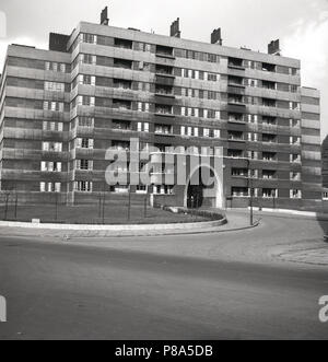 1940, Leeds, Quarry Hill, le vaste domaine du logement social appartements (938) construit à partir de 1934-1938 pour remplacer l'avant-guerre de la ville de dos à dos 'Slum' carter. En utilisant le système Mopin (français) de la lumière des cadres en acier et en béton fabriqués sur place, éliminant ainsi la nécessité d'en brique et de plâtrage -réduire les coûts de main-d'œuvre qualifiée et des matériaux - le design a été conçu pour être moderne et contemporain et allait d'inclure de nombreux équipements supplémentaires. C'était l'intention, la réalité est qu'ils ont été tirés vers le bas à moins de 40 ans plus tard, un échec à la fois de la conception et de la construction. Banque D'Images