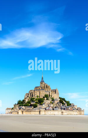 Vue générale du Mont Saint-Michel, situé à l'île de marée en France en Normandie avec l'exposé de la baie de sable à marée basse à l'avant-plan. Banque D'Images