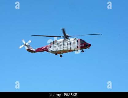 HM S-92 Hélicoptère de sauvetage de la Garde côtière de retourner à sa base à l'aéroport d'Inverness dans les Highlands écossais. Banque D'Images